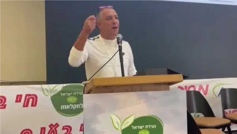 שמעון ביטון, חקלאי חבר מושב אביבים, ממנהיגי מאבק החקלאים עלה לבמה בועידת ישראל לחקלאות