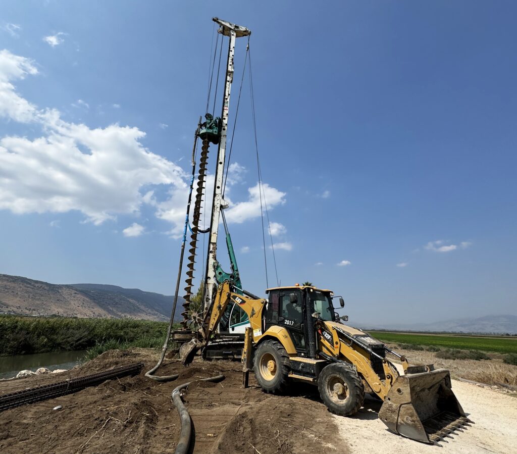 עבודות פרויקט מפעל ניקוז ושינוי מערך הגשרים בתעלה המערבית - צילום רשות ניקוז ונחלים כינרת