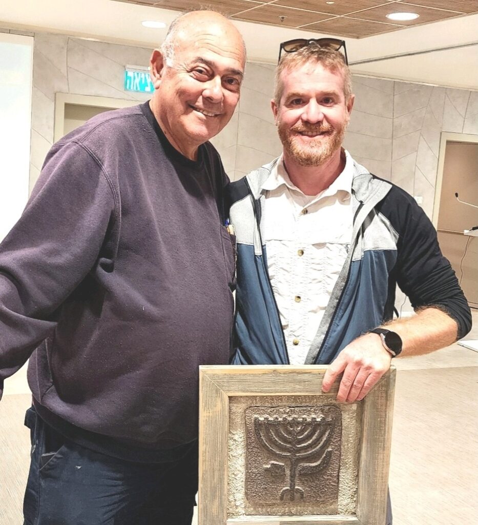 צביקה סלוצקי מנכ''ל רשות ניקוז ונחלים כינרת- נותן לדוד אסף סמנכ''ל ניהול משאבי סביבה במשרד החקלאות -העתק תבליט כהוקרה